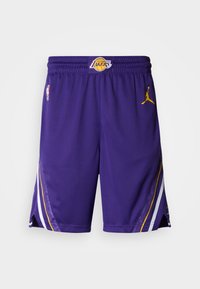 Pantaloni scurți de baschet mov din material plasa, cu logo-ul Los Angeles Lakers, logo-ul brandului Jordan în auriu și dungi laterale albe și galbene.