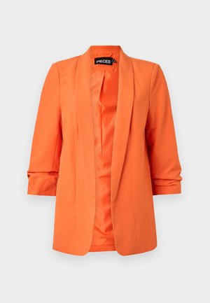 Blazer arancione con una texture liscia, frontale aperto e maniche a tre quarti arrotolate. Presenta una vestibilità sartoriale e un design semplice e classico.