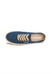 Scarpa espadrille in denim con tomaia blu, lacci beige e suola in corda di juta. Include un'etichetta con il marchio sul lato.