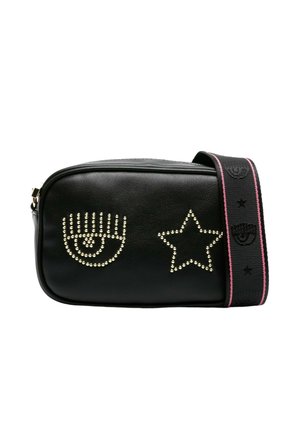 Borsa a tracolla nera in pelle con design di borchie dorate a forma di occhio e stella. Include una tracolla decorata con accenti rosa.