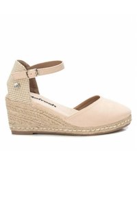 Esparteña de cuña beige con una correa texturizada en el tobillo, parte superior de tela y suela de yute trenzado. Presenta una puntera redonda y hebilla ajustable.