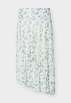 Bijela midi suknja s plavim printom hortenzije, omotani dizajn i asimetrični rub na jednobojnoj pozadini.