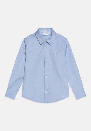 Camicia a maniche lunghe azzurro chiaro in cotone. Presenta un colletto button-down, chiusura frontale con bottoni e logo ricamato "BOSS" sul petto.