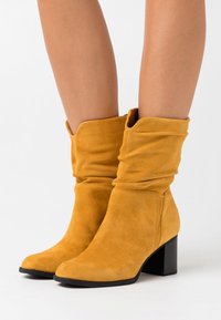 Tamaris Stiefel - saffron