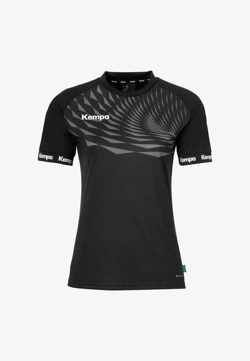 Zwarte sportshirt met korte mouwen, voorzien van een draaiend geometrisch patroon in grijs en het "Kempa" logo in het wit op de borst en mouwen.