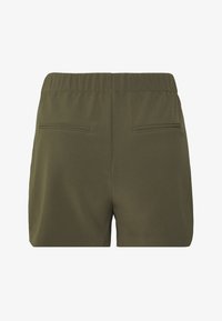Shorts verde oliva con elastico in vita, dotati di due tasche posteriori e un tessuto liscio e dalla trama morbida, design minimalista e senza chiusure visibili.