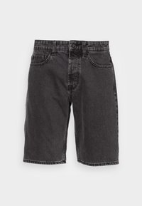 Pantalones cortos de mezclilla negra con corte recto, cinco bolsillos y cierre de botón metálico. Presenta un ligero desvanecimiento y detalles de costura tradicionales.