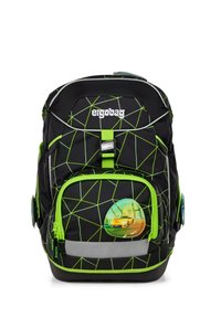 Zaino nero con linee geometriche verdi, dettagli riflettenti, tasca anteriore con grafica circolare di un'auto, chiusure con cerniera e spallacci imbottiti.