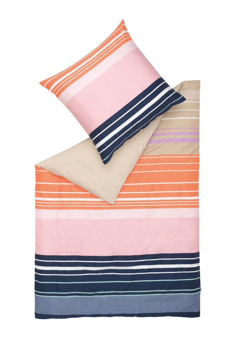 Randig sängklädesuppsättning i orange, rosa, marinblå och beige färger. Slät tyg med varierande randbredder i olika färger.