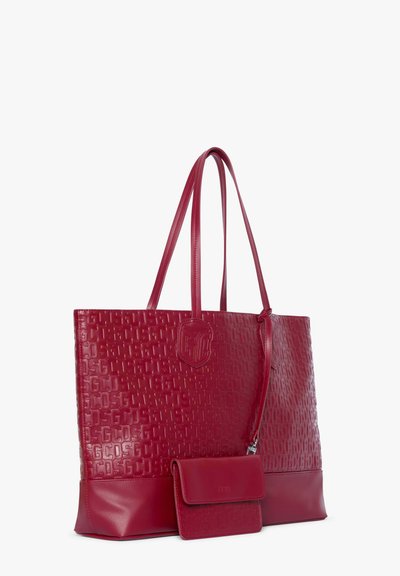 Borsa tote in ecopelle rossa con logo impresso, design strutturato, due manici lunghi e una piccola pochette abbinata. Texture liscia, senza motivi.