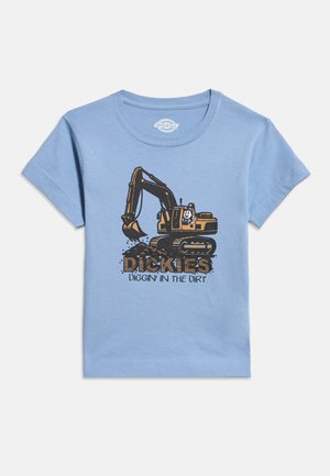 Camiseta de manga corta azul claro con un excavador de dibujos animados cavando tierra y el texto "DICKIES Diggin' in the Dirt" en el frente.