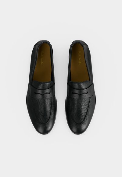 Paire de mocassins en cuir noir avec détail de bride penny, vue de dessus sur fond blanc.