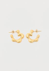 Κρίκοι σκουλαρίκια με υφή σε χρυσό τόνο, με ακανόνιστο, οργανικό σχήμα και κλεισίματα πεταλούδας, σε απλό λευκό φόντο.