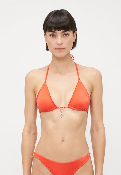 Ensemble de bikini orange comprenant un haut triangle avec des bords volants, un charm étoile dorée central, et un bas taille basse assorti avec des détails similaires.