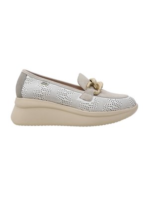 Mocassino da donna bianco e grigio con motivo a pois neri, suola a zeppa beige, dettaglio catena dorata e accenti in camoscio, vista laterale su sfondo bianco.