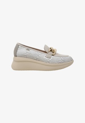 Mocassino da donna bianco e grigio con motivo a pois neri, suola a zeppa beige, dettaglio catena dorata e accenti in camoscio, vista laterale su sfondo bianco.