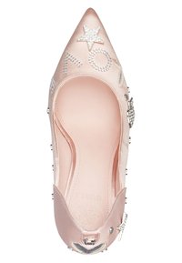 Ploché pink saténové boty s špičatou špičkou a akcenty z rhinestone a motivy hvězd. Hladký povrch a design na obutí. Polstrovaná stélka pro pohodlí.