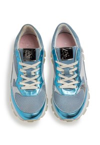 Niebieskie metaliczne sneakersy z szarymi zamszowymi akcentami, teksturowaną siateczką, białymi sznurówkami i srebrnym logo na języku; masywne białe podeszwy.