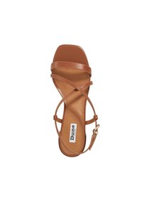 Sandale en cuir marron avec un orteil carré, dotée de brides croisées et d'une fermeture à boucle. La semelle intérieure présente un logo à l'intérieur.
