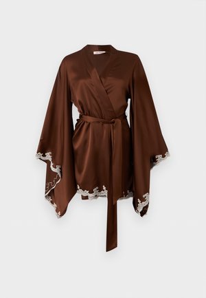 Καφέ σατέν ρόμπα με φαρδιά μανίκια, ζώνη στη μέση και λευκή δαντέλα στη διακόσμηση των μανικιών και του τελειώματος, παρουσιάζεται σε απλό φόντο.