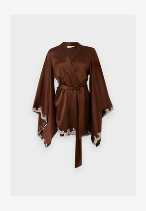 Hnedý saténový zavinovací župan s širokými rukávmi, opaskom v páse a bielou čipkovou ozdobou na rukávoch a na spodnom okraji, zobrazený na jednoduchom pozadí.