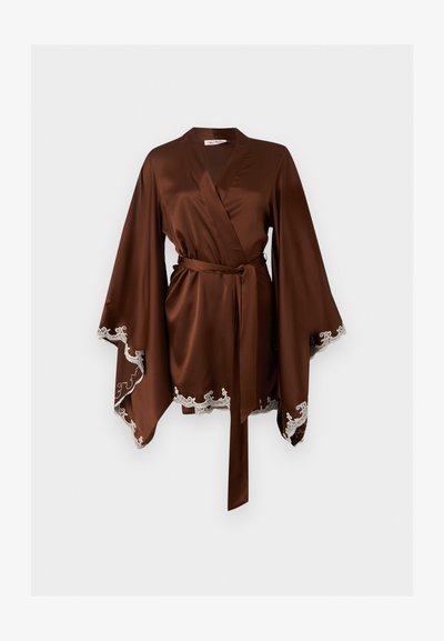 Καφέ σατέν ρόμπα με φαρδιά μανίκια, ζώνη στη μέση και λευκή δαντέλα στη διακόσμηση των μανικιών και του τελειώματος, παρουσιάζεται σε απλό φόντο.
