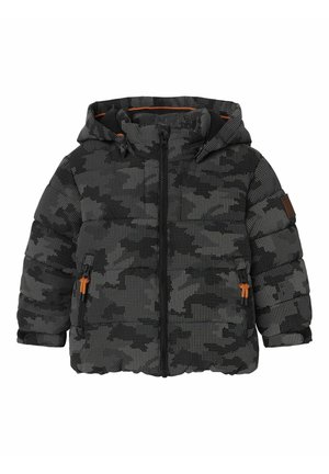 Chaqueta acolchada en negro y gris con un patrón de camuflaje, equipada con capucha, cremallera frontal y detalles en color naranja en las cremalleras.