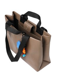 Bruine, glanzende, gestructureerde boodschappentas met zwarte handvatten, voorzien van een afneembare blauw-oranje bedel en een geperst logo aan de zijkant.