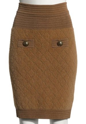Jupe crayon en maille texturée marron avec ceinture et ourlet côtelés, dotée de deux poches à rabat décoratives avec boutons à l'avant.