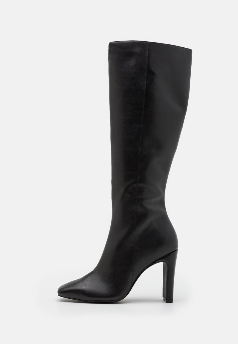 Botte noire en cuir montant jusqu'au genou, avec un bout pointu, un talon stiletto fin et une texture lisse. Design minimaliste sans éléments métalliques visibles ni motifs.