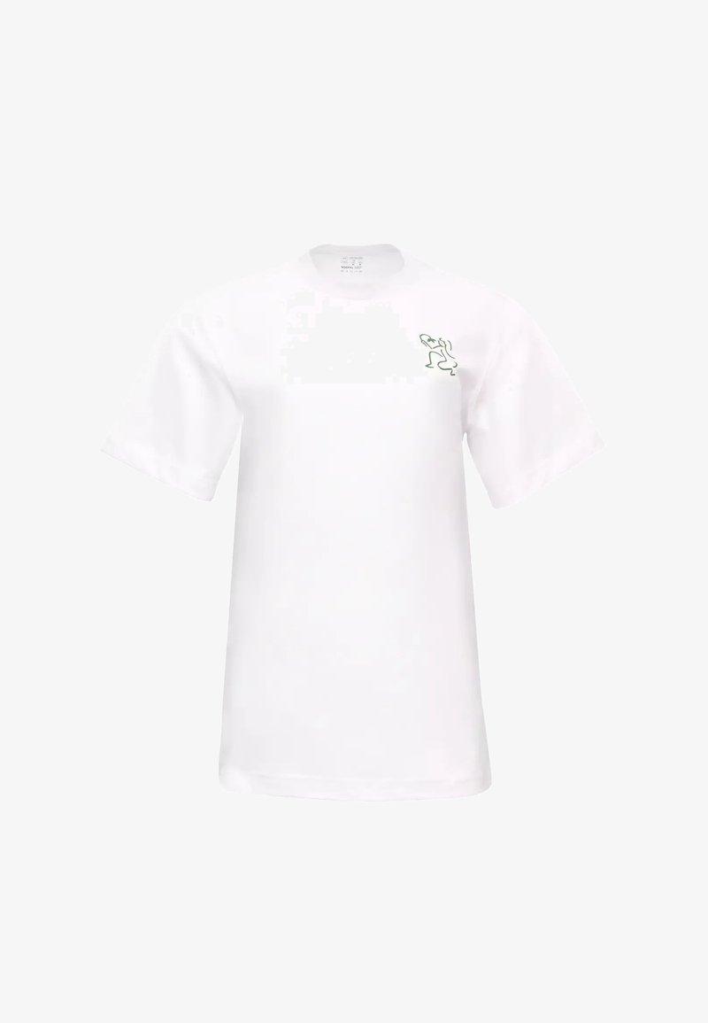 Biała bawełniana koszulka z luźnym krojem, z krótkimi rękawami i zielonym haftowanym logo po lewej stronie klatki piersiowej.