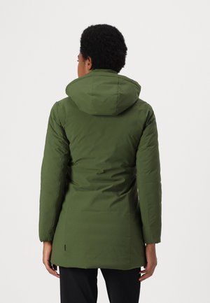 Person iført en midtlængde, olivengrøn hættetrøje vinterjakke, set bagfra mod en ensartet lys baggrund.