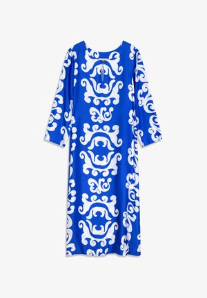 Blauwe jurk met wit draaiend patroon, ronde halslijn en driekwartmouwen, gemaakt van gladde stof. Heeft een sleutelgatdetail bij de hals.