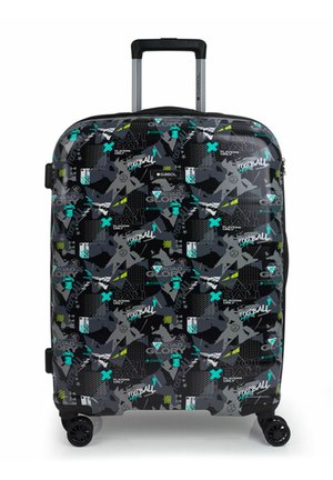 Valise à roulettes noire avec un design graphique présentant des motifs de football en teal, gris et jaune. Conçue en matériau durable avec une surface texturée.