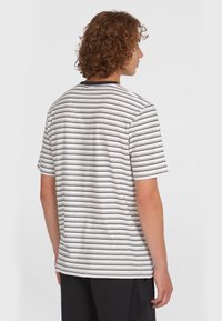 Stribet kortærmet t-shirt i creme med navy horisontale linjer. Rund hals, afslappet pasform, lavet af bomuldsmateriale, blød tekstur.