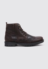 Bottine en cuir marron avec une finition lisse et des accents texturés. Dispose de lacets, d'une fermeture éclair sur le côté et d'une semelle en caoutchouc noir robuste.