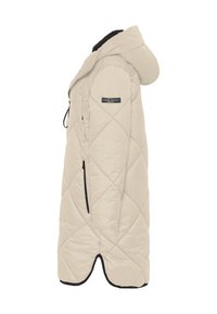 Beige gewatteerde jas met een capuchon, zwarte accenten en ritszakken. Kenmerkt zich door een ruitpatroon en een logo-label nabij de schouder.