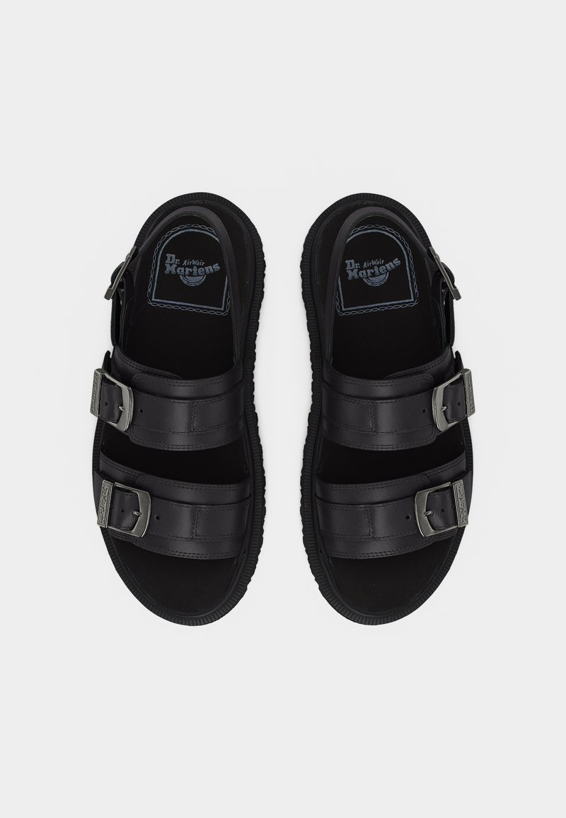 Coppia di sandali in pelle neri Dr. Martens con due cinturini regolabili con fibbia e plantari imbottiti con logo, vista dall'alto.