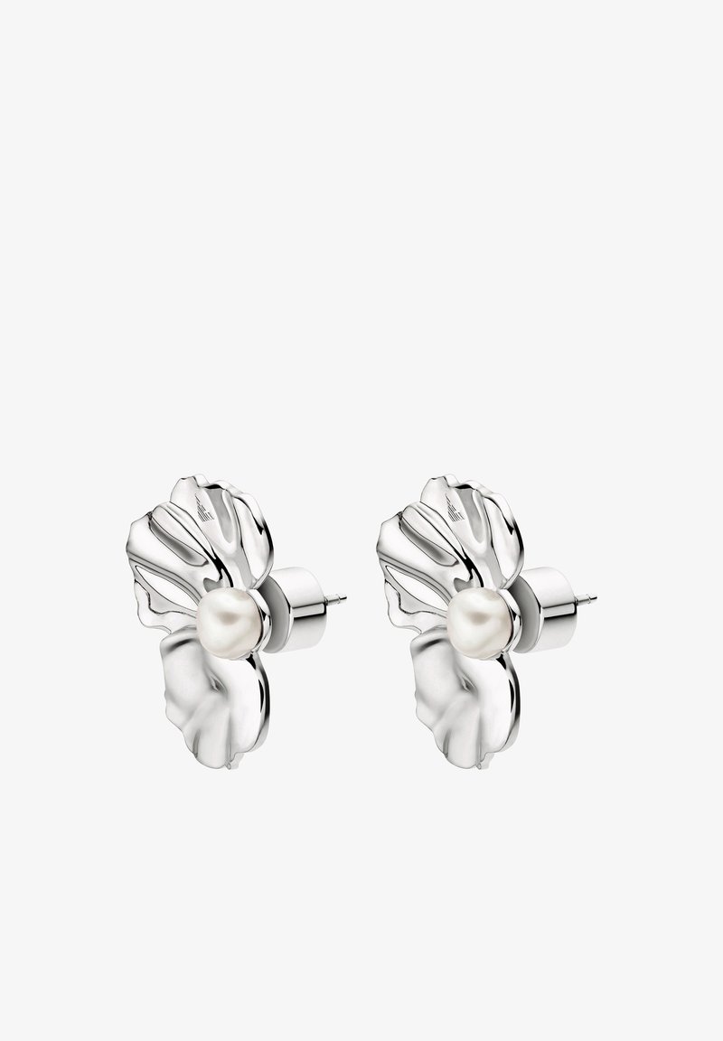 Boucles d'oreilles en forme de fleur en argent, ornées d'une perle blanche centrale, avec des pétales texturés et une finition polie, conçues pour une fixation à tige avec fermoir.