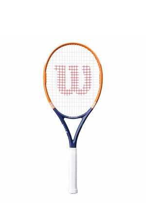 Tennisschläger mit orangefarbenem Rahmen oben, dunkelblauem Hals, weißem Griff und rotem "W"-Logo auf weißen Saiten.