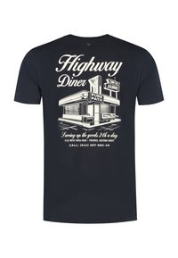 Marineblauwe katoenen t-shirt met een vintage dinerafbeelding in crème, met de naam en locatie van het diner. Korte mouwen en een ronde hals.