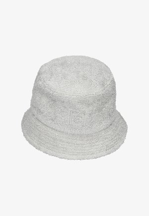 Grauer Bucket Hat aus handtuchähnlichem Stoff, mit texturiertem Oberflächenmaterial und einem auf der Vorderseite eingestanzten Logo. Breite, weiche Krempe. Runde Form.