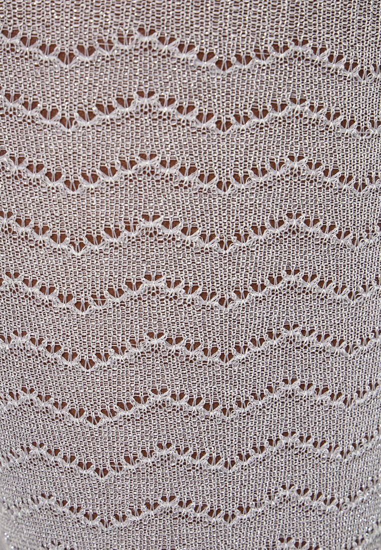 Jasno beżowa koronkowa tkanina z falistym wzorem, z teksturowanym dzianiną i otwartymi splotami, charakteryzująca się delikatnym, przewiewnym wyglądem.