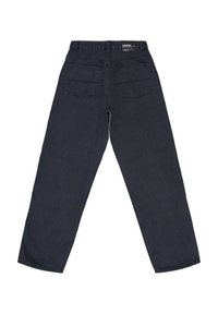 Tummansiniset farkut rentoa istuvuutta, joissa on takataskut ja vyötärölabeli. Suorat lahkeet ja sileä pinta.