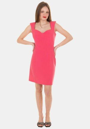 Abito senza maniche fucsia con scollatura a cuore, silhouette aderente, lunghezza al ginocchio e tessuto liscio.