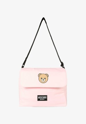 Roze canvas tas met een zwarte verstelbare riem, met een berengezicht graphic aan de voorkant en een zwart logo-label onderaan.