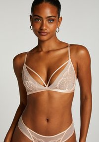Kant bralette in een zachte perzikkleur met een driehoekige vorm, dunne bandjes en doorschijnende stof. Bevat fijne kantdetails en een ontwerp van de bandjes.