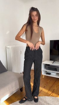 Μαύρο σατινέ παντελόνι με floral σχέδιο και στενή μέση, συνδυασμένο με ένα καφέ εφαρμοστό τοπ. Λείος υφασμάτινος σχεδιασμός με ίσια γραμμή.