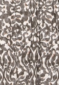 Auduma raksts pelēkos un baltos toņos, ar detalizētām vērpetēm un ziedu motīviem, kam ir teksturēta virsma.