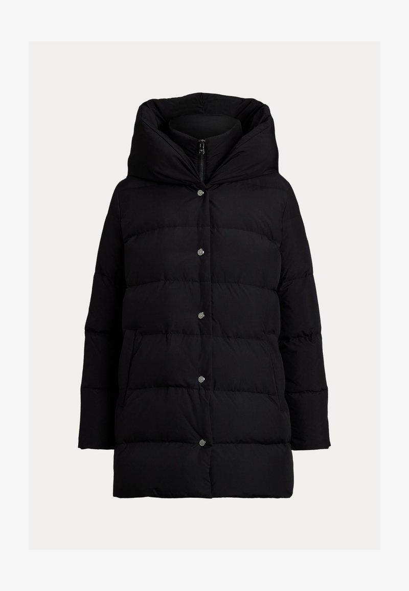 Svart polstret vinterjakke med høy krage, frontglidelås og trykknapper, og sidelommer, vist på ensfarget bakgrunn.